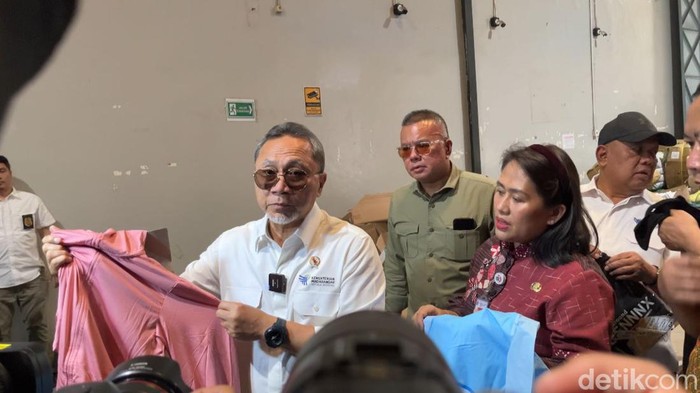 Menteri Perdagangan Zulkifli Hasan atau Zulhas menyita sejumlah barang impor ilegal di antaranya mainan anak, elektronik, handphone, tablet, pakaian jadi, aksesoris, dan tas. Nilai barang impor ilegal yang disita itu Rp 40 miliar.