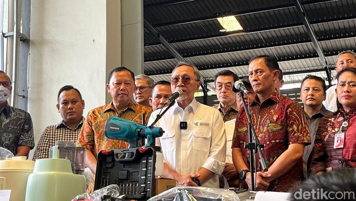 Satgas Impor Ilegal Sita HP hingga Pakaian Rp 40 M Menteri Perdagangan Zulkifli Hasan atau Zulhas menyita sejumlah barang impor ilegal di antaranya mainan anak, elektronik, handphone, tablet, pakaian jadi, aksesoris, dan tas. Nilai barang impor ilegal yang disita itu Rp 40 miliar.