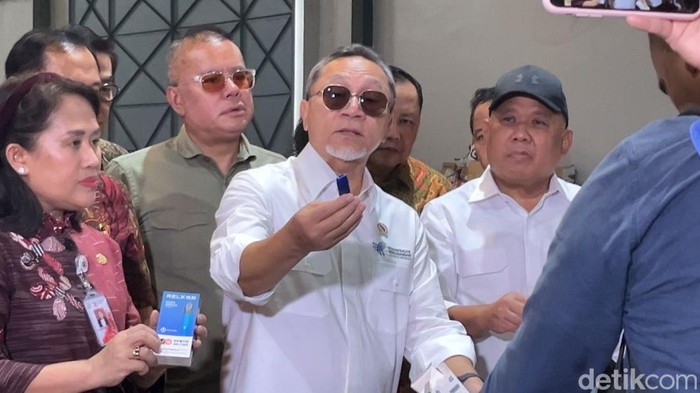 Menteri Perdagangan Zulkifli Hasan atau Zulhas menyita sejumlah barang impor ilegal di antaranya mainan anak, elektronik, handphone, tablet, pakaian jadi, aksesoris, dan tas. Nilai barang impor ilegal yang disita itu Rp 40 miliar.