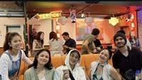 Artis dengan nama asli Adriani Marshanda itu juga sempat terlihat nongkrong bareng keluarganya di sebuah kafe. Terlihat ada yang memesan kopi hingga frappe. Foto: Instagram @marshanda99