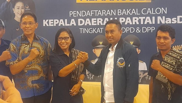 Sekretaris DPW Partai NasDem NTT, Johanna Lisapaly, menyerahkan rekomendasi kepada pasangan Simon Petrus Dira Tome dan Dominikus Dadi Lado dalam Pilbup Sabu Raijua di kantornya, Jumat (26/7/2024). (Dok. NasDem NTT)
