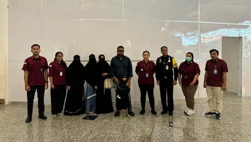 Seorang warga negara India berinisial MKAS beserta anak dan istrinya diusir alias dideportasi dari Bali, Selasa (23/7/2024). (Dok. Kanwil Kemenkumham Bali)