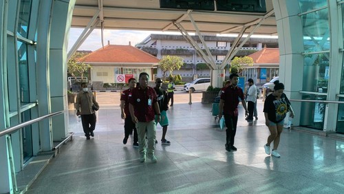 Seorang warga negara Nigeria berinisial NPO (26), diusir alias dideportasi dari Bali, Senin (22/7/2024). (Dok Kanwil KemenkumHAM Bali)