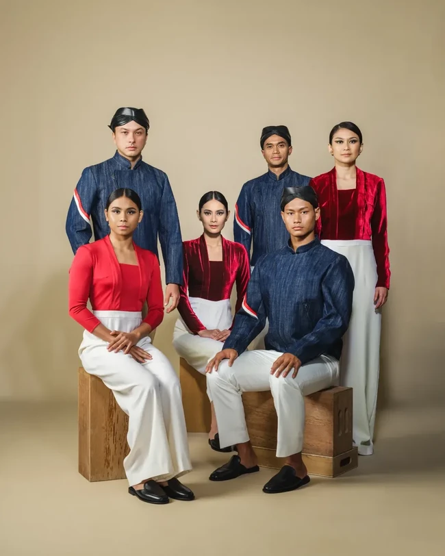 Setelah jersey Merah Putih rancangan Didit Hediprasetyo diperkenalkan terlebih dulu kepada publik awal Juli lalu, kini giliran seragam tim Indonesia yang akan dipakai saat upacara pembukaan Olimpiade 2024, Jumat (26/7/2024). Penampakannya muncul di unggahan terbaru @timindonesiaofficial, akun Instagram resmi tim Indonesia untuk ajang olahraga internasional. (Foto: Dok. Davy Linggar)