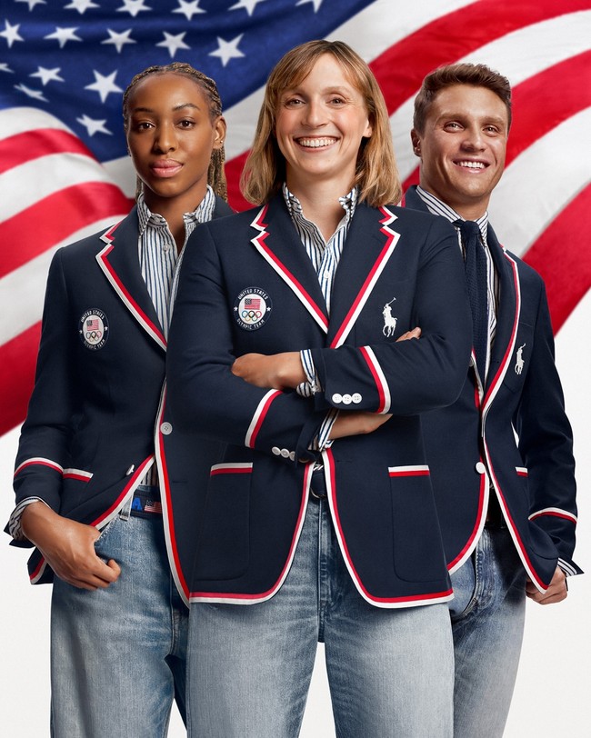 Amerika SerikatDesainer kenamaan Ralph Lauren merancang seragam pembukaan Olimpiade 2024 bergaya klasik. Tampilan khas negeri Paman Sam dihadirkan dengan blazer biru navy dengan garis putih dan merah yang mewakili bendera mereka. Dipadukan dengan kemeja dan celana jeans yang sangat Amerika.Foto: Instagram