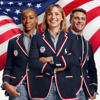 Amerika SerikatDesainer kenamaan Ralph Lauren merancang seragam pembukaan Olimpiade 2024 bergaya klasik. Tampilan khas negeri Paman Sam dihadirkan dengan blazer biru navy dengan garis putih dan merah yang mewakili bendera mereka. Dipadukan dengan kemeja dan celana jeans yang sangat Amerika.Foto: Instagram