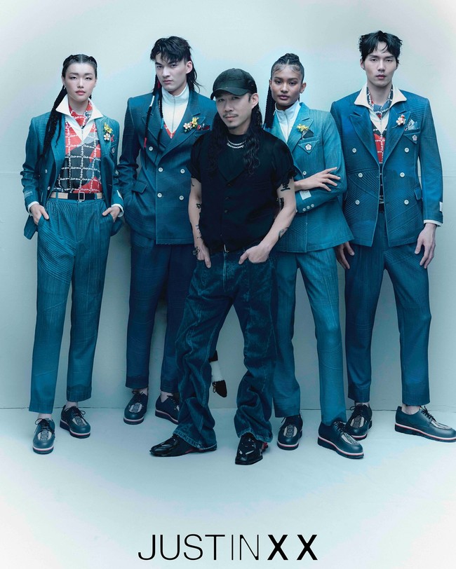 China TaipeNegara lain yang menampilkan para delagasinya dengan setelan formal adalah China Taipe. Tapi yang membuatnya istimewa adalah ornamen bunga national Taiwan yang mempermanis di bagian dada juga potongan yang sleek. Busana ini merupakan rancangan Justin Chou dari brand Just In XX.Foto: Instagram