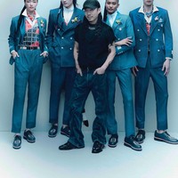 China TaipeNegara lain yang menampilkan para delagasinya dengan setelan formal adalah China Taipe. Tapi yang membuatnya istimewa adalah ornamen bunga national Taiwan yang mempermanis di bagian dada juga potongan yang sleek. Busana ini merupakan rancangan Justin Chou dari brand Just In XX.Foto: Instagram