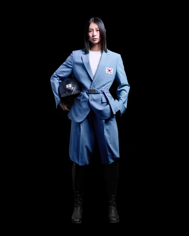 Korea SelatanTimnas Korea Selatan akan tampil seragam yang cukup formal. Desainnya dibuat sederhana tapi berkesan dan punya kesan retro. Blazer dari label Musinsa Standard itu hadir dengan aksen ikat pinggang dan motif lukisan di dalamnya.Foto: Instagram