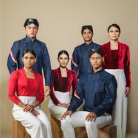 IndonesiaSeragam Olimpiade Prancis 2024 timnas Indonesia dirancang oleh Didit Hediprasetyo. Anak Probowo itu membawa siluet baju Jawa yang terinspirasi Raden Saleh. Busana tersebut disebut sukses menggabungkan elemen tradisional dengan siluet modern. Foto: Instagram