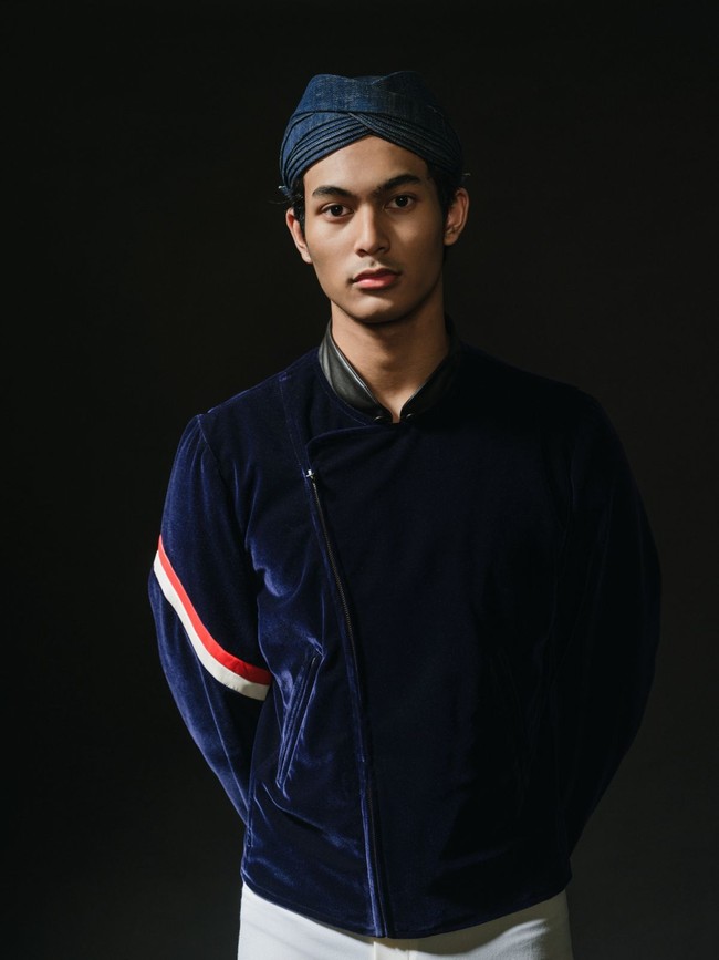 Dalam keterangan di Instagram, disebutkan bahwa Didit terinspirasi oleh Raden Saleh, pelukis asal Jawa dari abad ke-19 yang namanya tersohor hingga ke benua biru. Bakat Raden Saleh sebagai pelukis beraliran Romantisme yang membawanya sampai ke istana-istana Eropa mencerminkan kebangkitan bangsa Indonesia di kancah internasional. Karya-karyanya kini menghiasi dinding Rijksmuseum di Amsterdam, Belanda, dan Louvre Paris. (Foto: Dok. Davy Linggar)