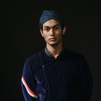 Dalam keterangan di Instagram, disebutkan bahwa Didit terinspirasi oleh Raden Saleh, pelukis asal Jawa dari abad ke-19 yang namanya tersohor hingga ke benua biru. Bakat Raden Saleh sebagai pelukis beraliran Romantisme yang membawanya sampai ke istana-istana Eropa mencerminkan kebangkitan bangsa Indonesia di kancah internasional. Karya-karyanya kini menghiasi dinding Rijksmuseum di Amsterdam, Belanda, dan Louvre Paris. (Foto: Dok. Davy Linggar)