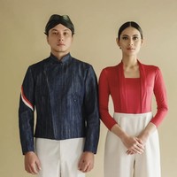 Foto hasil jepretan fotografer Davy Linggar yang diunggah menampilkan atlet dan figur publik berpose dalam balutan seragam tersebut. Bertindak sebagai model di pemotretan ini antara lain dua atlet renang RI yang akan bertanding di Olimpiade, Joe Aditya dan Zahra Permatahani, Chef de Mission (CdM) Kontingen Indonesia Anindya Bakrie, serta dua seniman peran, yakni aktor Nicholas Saputra dan Marissa Anita. Tidak ketinggalan atlet basket Marciano Nicholas Reynard yang juga putra aktris lawas Diah Permatasari. (Foto: Dok. Davy Linggar)