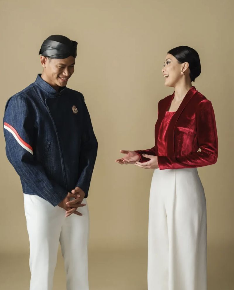 Seragam Tim RI Defile Pembukaan Olimpiade 2024 di Paris