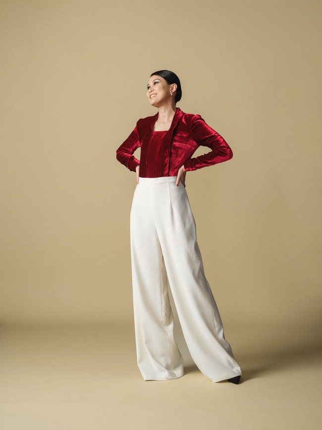 Wanita memiliki dua versi atasan, salah satunya berbahan beludu (velvet) yang memancarkan aura yang elegan dan mewah. Berbeda dari pria, celana dibuat dalam potongan wide-leg pants yang chic. Para wanita yang ambil bagian di defile ini juga akan berjalan dengan kaki yang tampak lebih jenjang berkait bagian pinggang celana yang high-waist.Selop juga menjadi alas kaki mereka. (Foto: Dok. Davy Linggar)