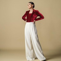 Wanita memiliki dua versi atasan, salah satunya berbahan beludu (velvet) yang memancarkan aura yang elegan dan mewah. Berbeda dari pria, celana dibuat dalam potongan wide-leg pants yang chic. Para wanita yang ambil bagian di defile ini juga akan berjalan dengan kaki yang tampak lebih jenjang berkait bagian pinggang celana yang high-waist.Selop juga menjadi alas kaki mereka. (Foto: Dok. Davy Linggar)