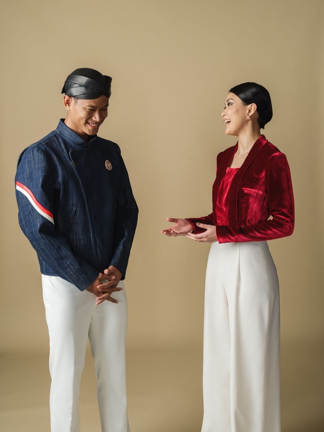 Mereka memeragakan andalan kreasi Didit yang kali ini mengangkat siluet pakaian Nusantara yang dikemas dalam garis desain khasnya yang minimalis elegan. Seragam buatan desainer haute couture yang berbasis di Paris ini terdiri dari baju bergaya beskap untuk pria dan jumpsuit dengan atasan model kebaya kebaya kutu untuk wanita. Keduanya sama-sama disandingkan dengan celana panjang putih. (Foto: Dok. Davy Linggar)