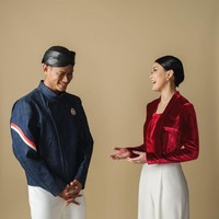 Mereka memeragakan andalan kreasi Didit yang kali ini mengangkat siluet pakaian Nusantara yang dikemas dalam garis desain khasnya yang minimalis elegan. Seragam buatan desainer haute couture yang berbasis di Paris ini terdiri dari baju bergaya beskap untuk pria dan jumpsuit dengan atasan model kebaya kebaya kutu untuk wanita. Keduanya sama-sama disandingkan dengan celana panjang putih. (Foto: Dok. Davy Linggar)