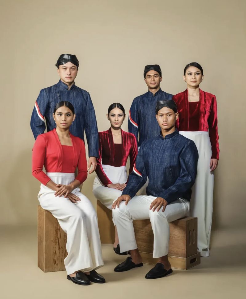 Seragam Tim RI Defile Pembukaan Olimpiade 2024 di Paris