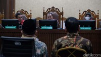 Fahzal Hendri selaku ketua majelis hakim menyebut berkas putusan belum rampung sehingga vonis ditunda.   