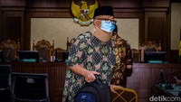 Terdakwa Yudhi Mahyudin tampak mengenakan penyangga leher.  