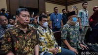 Jaksa sebelumnya menuntut Djoko Dwijono dan Yudhi Mahyudin dihukum dengan 4 tahun penjara dan denda Rp 1 miliar subsider 6 bulan kurungan.   