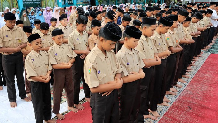 Sejumlah siswa siswi bersama dewan guru melaksanakan shalat minta hujan atau Shalat Istisqa di halaman Madrasah Tsanawiyah Swasta (MTsS) Harapan Bangsa Desa Kuta Padang, Johan Pahlawan, Aceh Barat, Aceh, Jumat (26/7/2024). Shalat tersebut dilaksanakan untuk meminta kepada Allah SWT menurunkan hujan sehingga kekeringan dan kesulitan air akibat musim kemarau segera berakhir. ANTARA FOTO/Syifa Yulinnas/rwa.