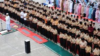 Siswa-siswi bersama dewan guru melaksanakan salat minta hujan di halaman Madrasah Tsanawiyah Swasta (MTsS) Harapan Bangsa, Desa Kuta Padang, Johan Pahlawan, Aceh Barat, Aceh, Jumat (26/7/2024).