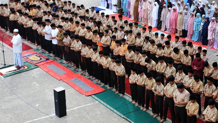 Siswa Salat Minta Hujan di Aceh Barat Sejumlah siswa siswi bersama dewan guru melaksanakan shalat minta hujan atau Shalat Istisqa di halaman Madrasah Tsanawiyah Swasta (MTsS) Harapan Bangsa Desa Kuta Padang, Johan Pahlawan, Aceh Barat, Aceh, Jumat (26/7/2024). Shalat tersebut dilaksanakan untuk meminta kepada Allah SWT menurunkan hujan sehingga kekeringan dan kesulitan air akibat musim kemarau segera berakhir. ANTARA FOTO/Syifa Yulinnas/rwa.