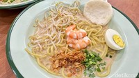 Kawasan Melawai Plaza juga diisi tenant kuliner hits, salah satunya Mie Celor 6D. Sajian mie khas Palembang ini diberi topping udang besar, tauge, kucai, telur rebus, dan bawang goreng. Foto: Andi Annisa DR/detikfood