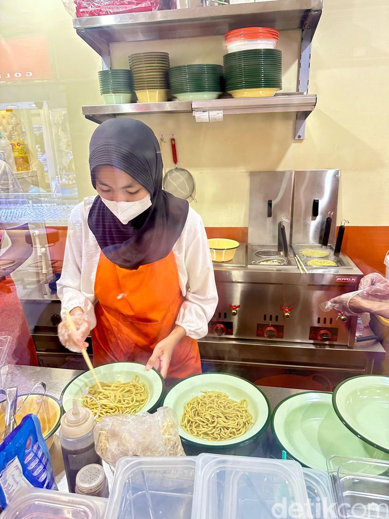 Slurpp! Mie Celor Palembang Berkaldu Udang Legit di Melawai Plaza