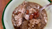 Kacang merahnya direbus bersama bubuk cokelat sehingga ada rasa chocolaty yang sedap. Teksturnya juga empuk memuaskan selera!