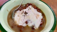 Es kacang merah dibanderol Rp 27 ribu per gelas. Porsinya lumayan besar sehingga bisa sharing untuk berdua.