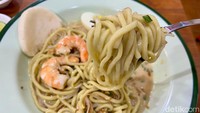 Tekstur mienya lembut dengan balutan kaldu udang yang gurih creamy dari penggunaan santan. Semakin enak saat ditambahkan jeruk nipis dan sambal hijau.