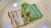 Puas makan yang gurih, kamu bisa mencicipi jajan pasar di sini. Ada kue maksuba dan lapis kojo yang sama-sama dibuat dari telur bebek, gula, dan susu kental manis.
