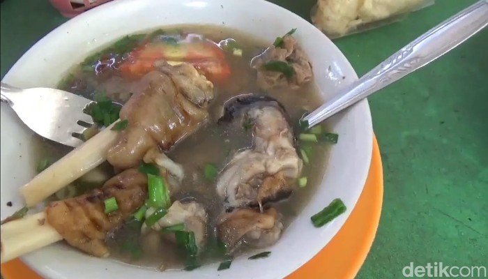 Sop Kikil Kambing Pangkah Tegal. Warung Bu Chamdi ini terkenal dengan kuah sop berempah yang bikin hangat badan. Foto diunggah Jumat (26/7/202$).