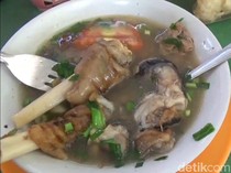 Sedapnya Sop Kikil Kambing Tegal, Penuh Rempah Cocok Dinikmati Saat Dingin