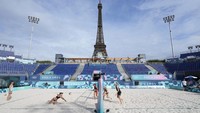 Stadion ini menjadi venue untuk cabang olahraga bola voli pantai dalam Olimpiade Paris 2024. (AP Photo/Robert F. Bukaty) 