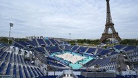 Stadion Menara Eiffel memiliki kapasitas 12.000 kursi. (AP Photo/Robert F. Bukaty) 