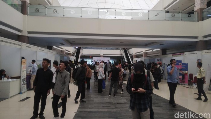 Suasana di job fair yang digelar Disnaker Kota Cirebon.
