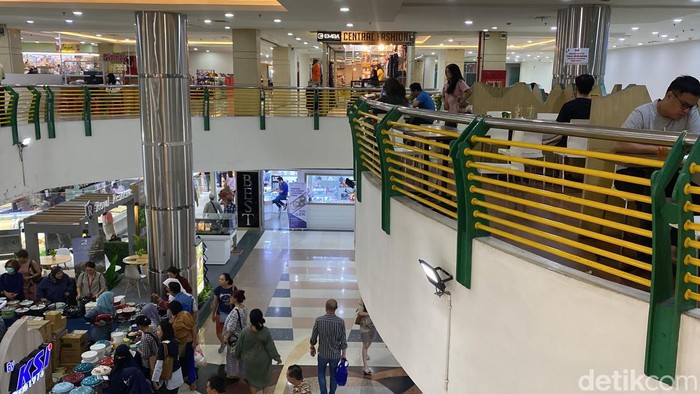 Suasana di Pasar Atom Surabaya. Ada sejumlah toko tutup imbas isu razia barang impor ilegal tapi pengunjung maish cukup ramai.