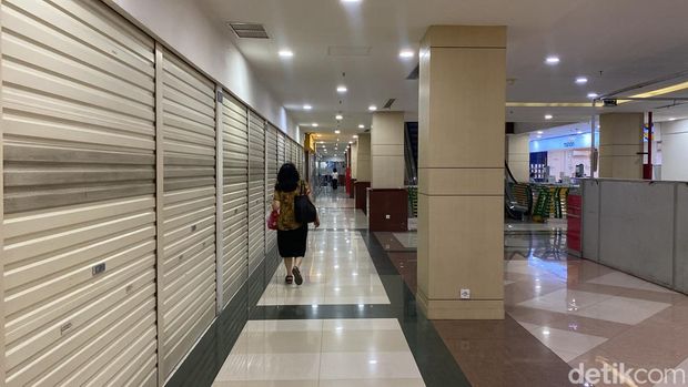 Suasana di Pasar Atom Surabaya. Ada sejumlah toko tutup imbas isu razia barang impor ilegal tapi pengunjung maish cukup ramai.