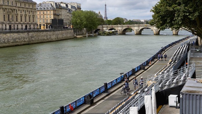 PARIS, FRANCE - JULY 23: The Seine river is seen with the Eiffeltower in the background as the city prepares to host the 2024 Olympic Games on July 23, 2024 in Paris, France. (Photo by Remon Haazen/Getty Images)