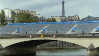 Defile itu finis di Trocadero dan perwakilan kontingen berkumpul di sana. (Remon Haazen/Getty Images)  