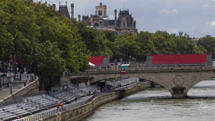 Sungai Seine Jadi Saksi Sejarah Baru Olimpiade PARIS, FRANCE - JULY 15: Stands are seen set for opening ceremony along Seine river a on July 15, 2024 in Paris, France. (Photo by Maja Hitij/Getty Images)