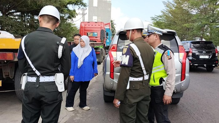 Sepeda motor yang dikendarai anggota TNI AD menabrak sebuah mobil. Korban dilarikan ke rumah sakit.