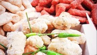 Kalau di Pejaten Timur bisa cicip tahu aci di gerai Cemilan Hikmah. Seporsi tahu aci dibanderol Rp 21 ribuan. Bisa juga campur tahu goreng crispy. Foto: Cemilan Hikmah