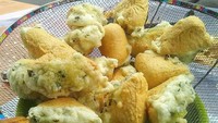 Melintas di Jalan Lautze, kamu bisa jajan tahu aci khas Tegal buatan Mba Ningsih. Gurih renyahnya tahu aci di sini disukai banyak pelanggannya, apalagi dimakan bareng cabe rawit. Foto: Cewe Pesek94