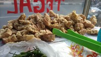 Tahu aci enak juga ada di Ciracas, Jakarta Timur. Namanya Tahu Aci Mr Ariya yang berlokasi di Jalan Mustika Ratu Nomor 7. Tahu aci di sini kerap digoreng garing. Foto: Adi ariya