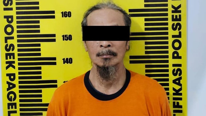 Tersangka RJ saat ditangkap di Polsek Pagelaran